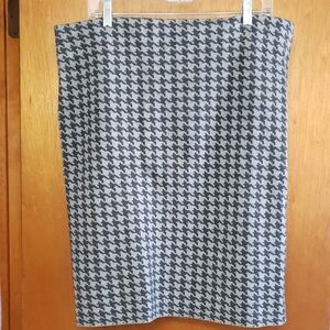 Chaps Black and White Houndstooth Pencil Skirt